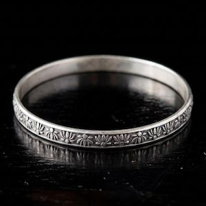 Bracciale rigido in argento sterling 925 con motivo floreale a loto, bracciale a polsino fatto a mano con motivo floreale ossidato