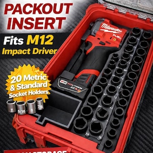 Könnte beinhalten: Roter Milwaukee Packout Einsatz für M12 Schlagschrauber. Enthält 20 metrische und Standard-Steckdosenhalter. Das Gehäuse enthält auch einen rot-schwarzen Schlagschrauber und Steckdosen. Der Text auf dem Gehäuse lautet "CLEAN STORAGE".