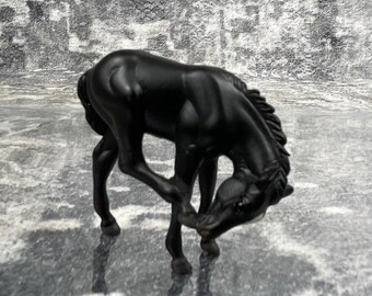 Vtg 1999 Breyer Micro Mini Horse Tiny Foal Grooming Black Plastic Figurine