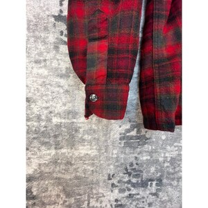 Camisa vintage Pendleton para hombre, talla M, años 60, cuadros rojos y negros, cuello de lazo deshilachado imagen 6