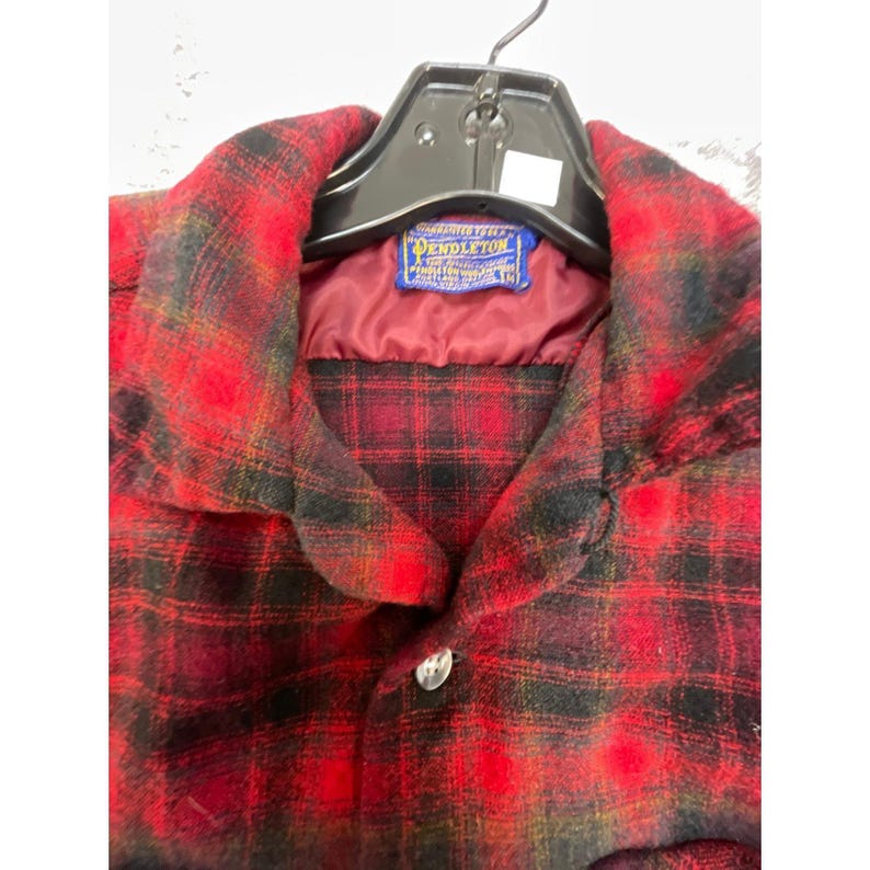 Camisa vintage Pendleton para hombre, talla M, años 60, cuadros rojos y negros, cuello de lazo deshilachado imagen 8
