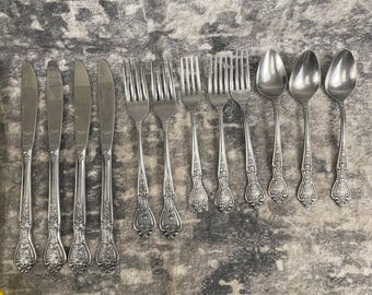 Juego de cubiertos vintage MSI Normandy de 12 piezas, fabricado en Japón, de acero inoxidable con ornamentación floral de rosas y volutas.