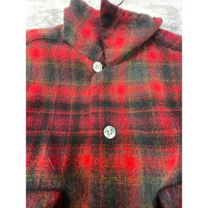 Camisa vintage Pendleton para hombre, talla M, años 60, cuadros rojos y negros, cuello de lazo deshilachado imagen 2
