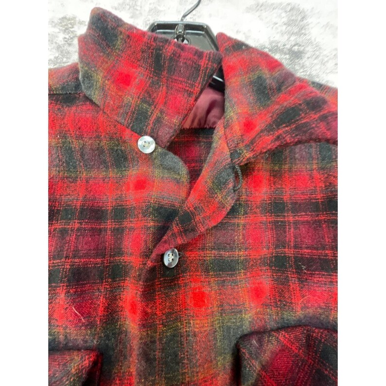 Camisa vintage Pendleton para hombre, talla M, años 60, cuadros rojos y negros, cuello de lazo deshilachado imagen 5