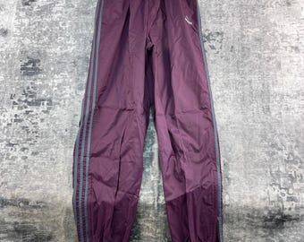Pantalones deportivos cortavientos Adidas para hombre, talla pequeña, color morado ciruela, de nailon, estilo retro con 3 rayas.