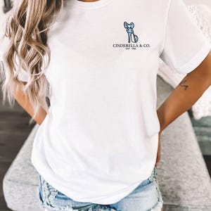 Camiseta minimalista de Disneyworld de Cenicienta y compañía (1950) imagen 2