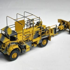 Ciężarówka Bedford QL firmy Italeri w skali 1-35, brytyjska, z działem polowym kal. 6 funtów, 8. armia, szczury pustynne.