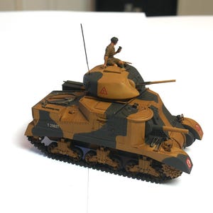 Puede incluir: Un letrero de madera rústica con el texto "Welcome to our home" en letras blancas. El letrero presenta un acabado envejecido y un diseño sencillo y acogedor.