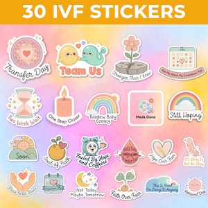 Op de afbeelding: Een verzameling van 30 kleurrijke IVF-stickers met diverse illustraties en teksten, waaronder Transfer Day, Team Us, Stronger Than I Knew, Two Week Wait, One Step Closer, Rainbow Baby Coming, Meds Done, Still Hoping, Seed of Faith en meer.