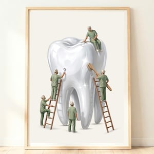 Puede incluir: Una lámina artística enmarcada que muestra un diente blanco grande y brillante siendo limpiado por cuatro figuras en miniatura con uniformes verdes. Las figuras usan escaleras de madera, un cepillo de dientes grande y una lupa para pulir.