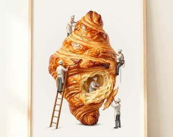 Könnte beinhalten: Ein gerahmter Kunstdruck, der ein großes, goldbraunes Croissant zeigt, an dem vier als Köche gekleidete Miniaturfiguren arbeiten. Die Köche nutzen Werkzeuge, eine Leiter und Seile, um auf der blättrigen Teigoberfläche zu klettern und zu arbeiten.