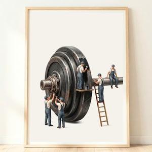 Könnte beinhalten: Ein gerahmter Kunstdruck, der eine große, metallische Hantelscheibe zeigt, die von vier Miniaturarbeitern in blauen Latzhosen und Mützen gewartet wird. Die Arbeiter malen, justieren und sitzen auf der Hantel vor einem weißen Hintergrund.