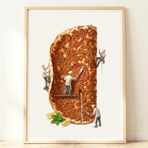Könnte beinhalten: Gerahmter Kunstdruck mit einem großen, gebackenen Fladenbrot, belegt mit einer Fleisch- und Kräutermischung. Miniaturköche werden bei der Arbeit an dem Essen dargestellt, mit Zitronen und Minzblättern im Vordergrund. Das Kunstwerk ist vor einem weißen Hintergrund.