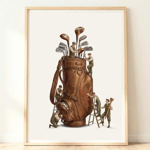 Puede incluir: Una lámina artística enmarcada que muestra una gran bolsa de golf de cuero marrón llena de palos de golf de estilo vintage. Varias figuras en miniatura vestidas con ropa de época limpian y mantienen la bolsa y los palos usando escaleras y herramientas.