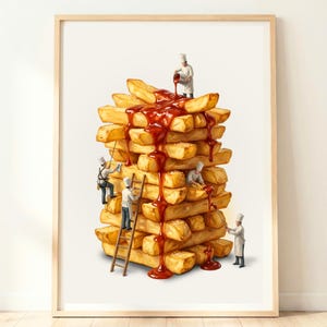 Könnte beinhalten: Ein gerahmter Druck zeigt eine skurrile Szene eines turmhohen Stapels goldener Pommes Frites, die von Miniaturköchen mit roter Sauce beträufelt werden. Einige Köche benutzen Leitern und Seile, um die Spitze zu erreichen. Das Kunstwerk ist vor einem weißen Hintergrund.