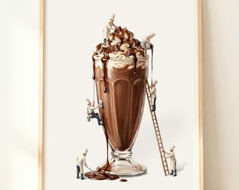 Könnte beinhalten: Ein gerahmter Kunstdruck, der einen großen Schokoladen-Milchshake in einem Glas zeigt, garniert mit Schlagsahne und Schokoladenstücken. Fünf Miniatur-Köche in weißen Uniformen arbeiten am Milchshake und nutzen Leitern und Werkzeuge zum Gießen.