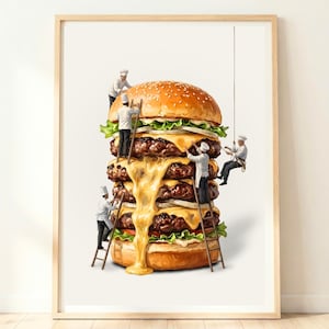 Op de afbeelding: Een ingelijste kunstdruk met een gigantische cheeseburger met drie lagen vlees en gesmolten gele kaas die langs de zijkanten naar beneden druipt. Miniatuurfiguren gekleed als koks in witte uniformen en mutsen beklimmen houten ladders en touwen.