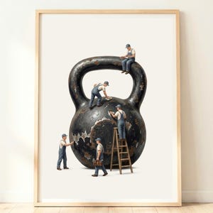 Puede incluir: Una lámina enmarcada que muestra una kettlebell negra grande y desgastada siendo reparada por cinco trabajadores en miniatura con monos y gorras azules. Los trabajadores usan herramientas, una escalera de madera y paños para limpiar la superficie.