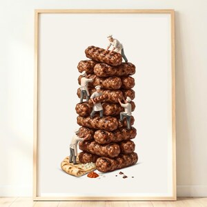 Peut inclure: Une impression d'art encadrée montrant des chefs miniatures en uniforme blanc empilant une haute tour de saucisses grillées brunes. Un chef se tient sur un morceau de pain plat à la base, tandis que d'autres grimpent et disposent les cylindres.