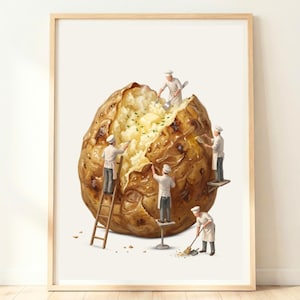 Könnte beinhalten: Ein gerahmter Kunstdruck zeigt eine große Ofenkartoffel mit aufgeschnittener Oberseite, die ein fluffiges weißes Inneres, Butter und Schnittlauch offenbart. Fünf Miniaturköche in weißer Uniform bearbeiten die Kartoffel mit Werkzeugen.