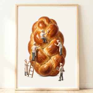 Könnte beinhalten: Gerahmter Kunstdruck, der ein großes, goldbraunes Challah-Brot mit Sesamkörnern zeigt. Miniatur-Bäcker in weißen Uniformen arbeiten an dem Brot, einige mit Leitern und Pinseln. Das Kunstwerk ist vor einem weißen Hintergrund.