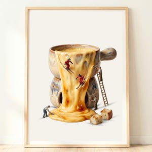 Puede incluir: Una impresión artística enmarcada representa una escena caprichosa de una olla de fondue con queso derretido cayendo. Esquiadores en miniatura con trajes rojos esquían por el queso. Pequeñas figuras trabajan alrededor del queso y hay trozos de pan.