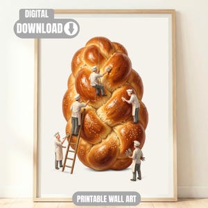 Puede incluir: Una impresión de arte mural en descarga digital enmarcada que muestra un gran pan trenzado challah de color marrón dorado siendo trabajado por cinco panaderos en miniatura con uniformes blancos. Usan pinceles y escaleras para glasear el pan.