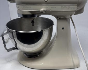 Batidora KitchenAid KSM90 color crema, en perfecto estado de funcionamiento y estético.