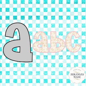 Op de afbeelding: Een grijze letter "a" naast de letters "abc" in een lichtroze en gouden patroon, tegen een turquoise en witte geruite achtergrond. De letters "abc" hebben een lichtroze omtrek. De afbeelding bevat de tekst "Mr & Mrs" en "Arkansas Made".