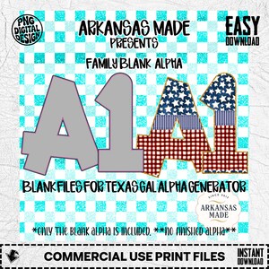Op de afbeelding: Digitaal ontwerp met de tekst "ARKANSAS MADE PRESENTS FAMILY BLANK ALPHA" op een blauw-witte geruite achtergrond. De afbeelding bevat de letters "A1" in verschillende stijlen, waaronder een patriottisch ontwerp met sterren en strepen.