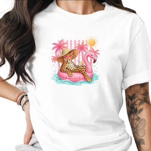 Leopard Flamingo Float T-Shirt | Sommer-Ferien-Shirt | Beach Trip Animal Print Tee | Niedliches Tropisches Pool-Tag-Outfit | Spaß Mädchen Reise Geschenk
