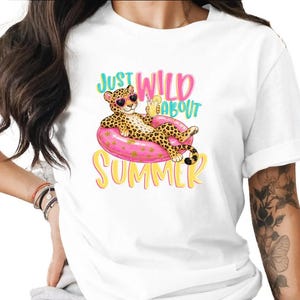Maglietta "Just Wild About Summer", graziosa maglietta da vacanza con stampa leopardata, divertente maglietta con galleggiante da piscina a forma di ghepardo, regalo estivo in stile Y2K per lei