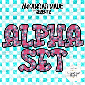 Puede incluir: Una taza de cerámica blanca con un asa negra y el texto "But First, Coffee" en negro, con una fuente de estilo manuscrito. La taza está sobre un fondo borroso.