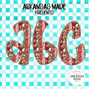 Op de afbeelding: De afbeelding toont de cijfers "166" in een decoratief lettertype, met een patchwork-ontwerp van harten, luipaardprint en bloempatronen. De tekst "ARKANSAS MADE PRESENTS" staat bovenaan en "ARKANSAS MADE" onderaan, op een geruite achtergrond.