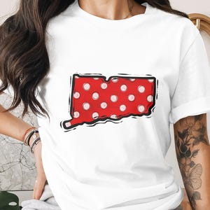 Peut inclure: T-shirt blanc avec un motif rouge représentant l'État du Connecticut, orné de pois blancs. Le contour de l'État est noir. Un t-shirt de style décontracté.