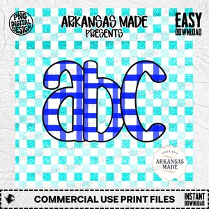 Könnte beinhalten: Digitales Design mit den Buchstaben "abc" in blauem Vichy-Muster, schwarz umrandet, auf einem türkis-weiß karierten Hintergrund. Das Design enthält den Text "ARKANSAS MADE PRESENTS" und "EASY DOWNLOAD".