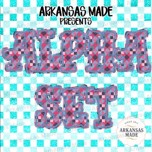 Puede incluir: Una taza de cerámica blanca con un asa negra y el texto "But First, Coffee" en negrita negra. La taza se encuentra sobre un fondo borroso, sugiriendo un ambiente acogedor.