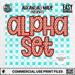 Peut inclure: Une conception numérique avec les mots "ALPHA SET" dans une police rouge avec un motif de baseball. Le fond a un motif à carreaux bleu et blanc. La conception comprend le texte "ARKANSAS MADE PRESENTS" et "EASY DOWNLOAD".
