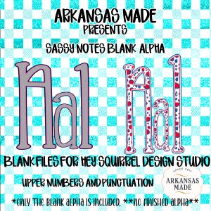 Op de afbeelding: Een digitale afbeelding met de tekst ARKANSAS MADE PRESENTS SASSY NOTES BLANK ALPHA, BLANK FILES FOR HEY SQUIRREL DESIGN STUDIO, UPPER NUMBERS AND PUNCTUATION, en ONLY THE BLANK ALPHA IS INCLUDED. NO FINISHED ALPHA. De letters Aa1 zijn weergegeven.