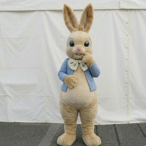 以下が含まれることがあります： 黒いハンドルと黒い太字の「But First, Coffee」の文字が入った白いセラミックマグ。マグは白い表面にあります。マグの高さは10cmです。