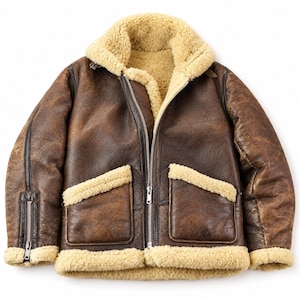 Könnte beinhalten: Eine braune Lederjacke mit dickem beigem Lammfellfutter, einem großen Umlegekragen, zwei aufgesetzten Vordertaschen mit Lammfellbesatz, einem mittigen silberfarbenen Metallreißverschluss und silberfarbenen Metallreißverschlüssen an den Ärmelbündchen.