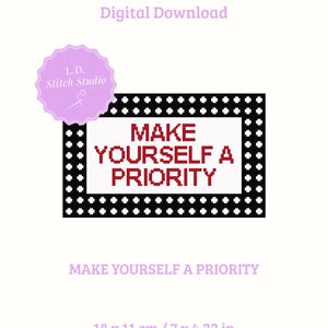 Pode incluir: Um gráfico digital de ponto de cruz com o texto "MAKE YOURSELF A PRIORITY" em vermelho sobre um fundo branco. O gráfico é emoldurado com uma borda preta pontilhada. A imagem também inclui o texto "Needlepoint Stitch Chart" e "Digital Download". O gráfico mede 18 x 11 cm.