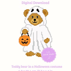 Pode incluir: Um gráfico digital de needlepoint com um urso de peluche castanho vestido de fantasma branco e a segurar um balde de abóbora cor de laranja. O texto inclui Needlepoint Stitch Chart, L.D. Stitch Studio, 6,9 x 10,4 cm / 2,7 x 4,1 in, 18 mesh.