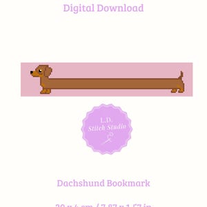 Pode incluir: Um gráfico de ponto de agulha para download digital com um design de marcador de dachshund marrom. A imagem inclui o texto "Needlepoint Stitch Chart", "Digital Download" e "Dachshund Bookmark". O marcador mede 20 x 4 cm.