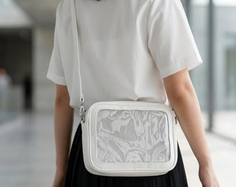 Bolsa transversal branca estilo Ita com visor para pins, bolsa de ombro estilo anime kawaii, presente fofo para colecionadores de pins de esmalte