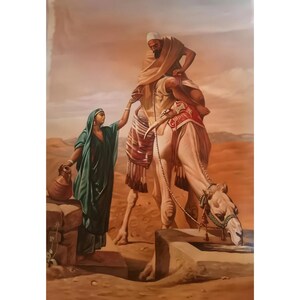 Puede incluir: Pintura al óleo que representa una escena desértica con un camello bebiendo agua. Una mujer con una túnica verde ofrece agua a un hombre sobre el camello. El camello tiene mantas de silla decorativas. El fondo presenta un cielo cálido y anaranjado.