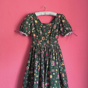 Vintage klänning i bomull från 1970-talet, folkmusikmönster – Grön sommarklänning i dirndl-stil med puffärmar XS