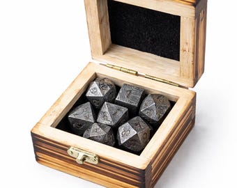 Set di 7 dadi in acciaio di Damasco forgiati a mano per giochi di ruolo D&D.