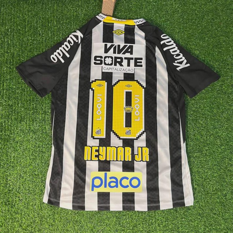 Puede incluir: Un juego de tres tazas de cer&aacute;mica con un acabado mate moteado. Las tazas son de color crema, gris claro y gris oscuro. Cada taza tiene un dise&ntilde;o simple y minimalista.