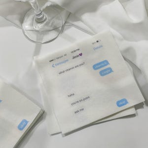 Personalisierte SMS-Servietten: Drucken Sie Screenshots unseres Chats auf Servietten.
